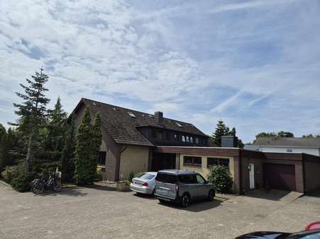 Hintere Hausansicht mit Garage - Mehrfamilienhaus in 27476 Cuxhaven mit 450m² kaufen