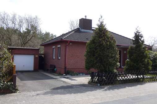 Hausansicht mit Garage - Einfamilienhaus in 27478 Cuxhaven mit 67m² günstig kaufen