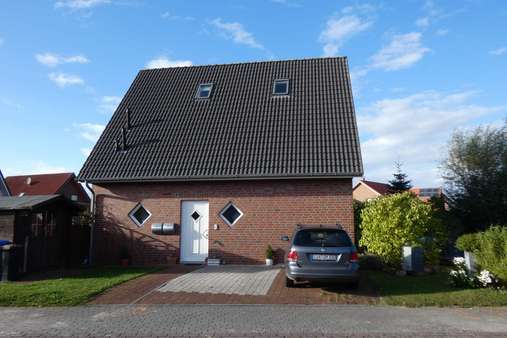 Hauseingang mit Stellplätzen - Zweifamilienhaus in 21762 Otterndorf mit 110m² kaufen