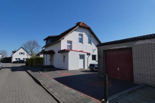 Hausansicht mit Garage - Einfamilienhaus in 27478 Cuxhaven mit 116m² günstig kaufen