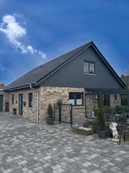 Hausansicht - Bungalow in 27478 Cuxhaven mit 98m² kaufen
