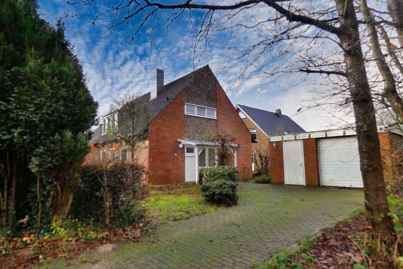Hauseingang und Garage - Einfamilienhaus in 27478 Cuxhaven mit 161m² kaufen