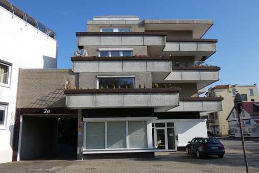 Hausansicht seitlich - Dachgeschosswohnung in 27476 Cuxhaven mit 86m² kaufen