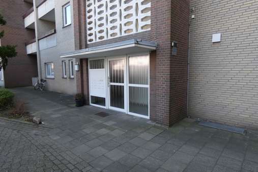 Hauseingang - Dachgeschosswohnung in 27476 Cuxhaven mit 86m² kaufen