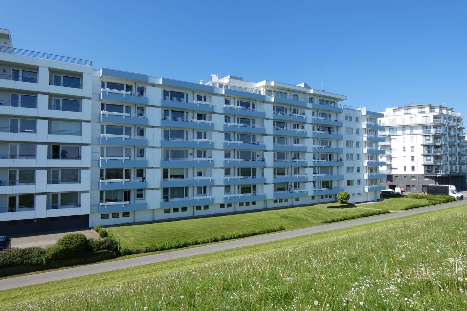 Hausansicht Deichseite - Etagenwohnung in 27472 Cuxhaven mit 95m² kaufen