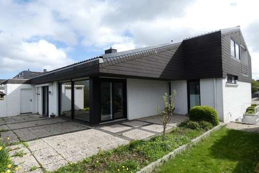 Hausansicht mit Terrasse - Einfamilienhaus in 27478 Cuxhaven mit 183m² kaufen