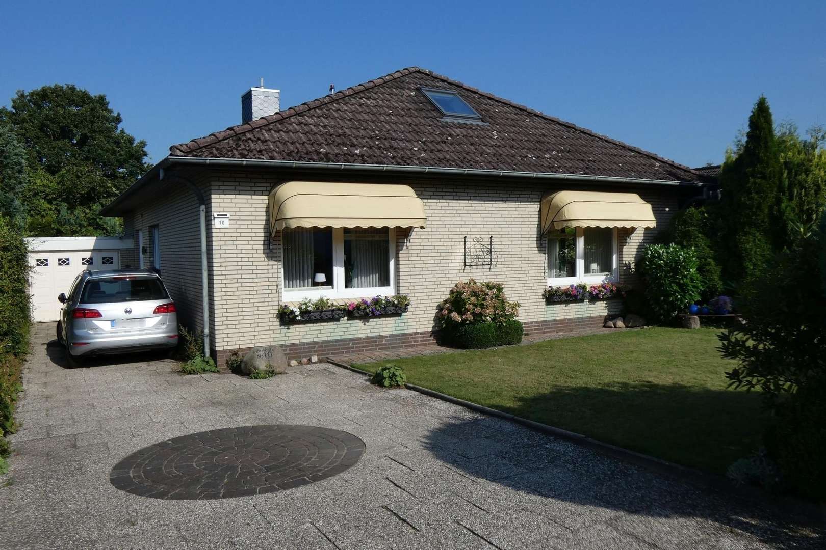 Hausansicht mit Garage - Einfamilienhaus in 27478 Cuxhaven mit 115m² kaufen