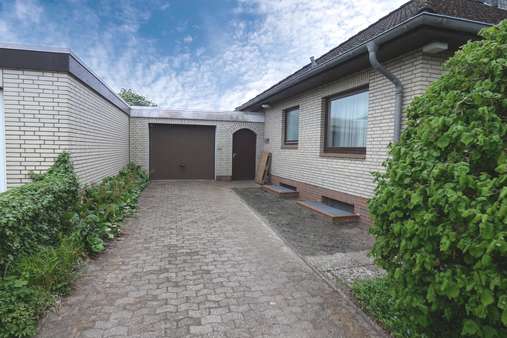 Auffahrt mit Garage - Bungalow in 27478 Cuxhaven mit 114m² kaufen