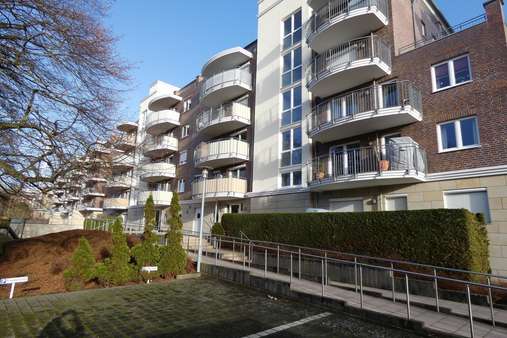 Hintere Hausansicht - Etagenwohnung in 27472 Cuxhaven mit 87m² kaufen