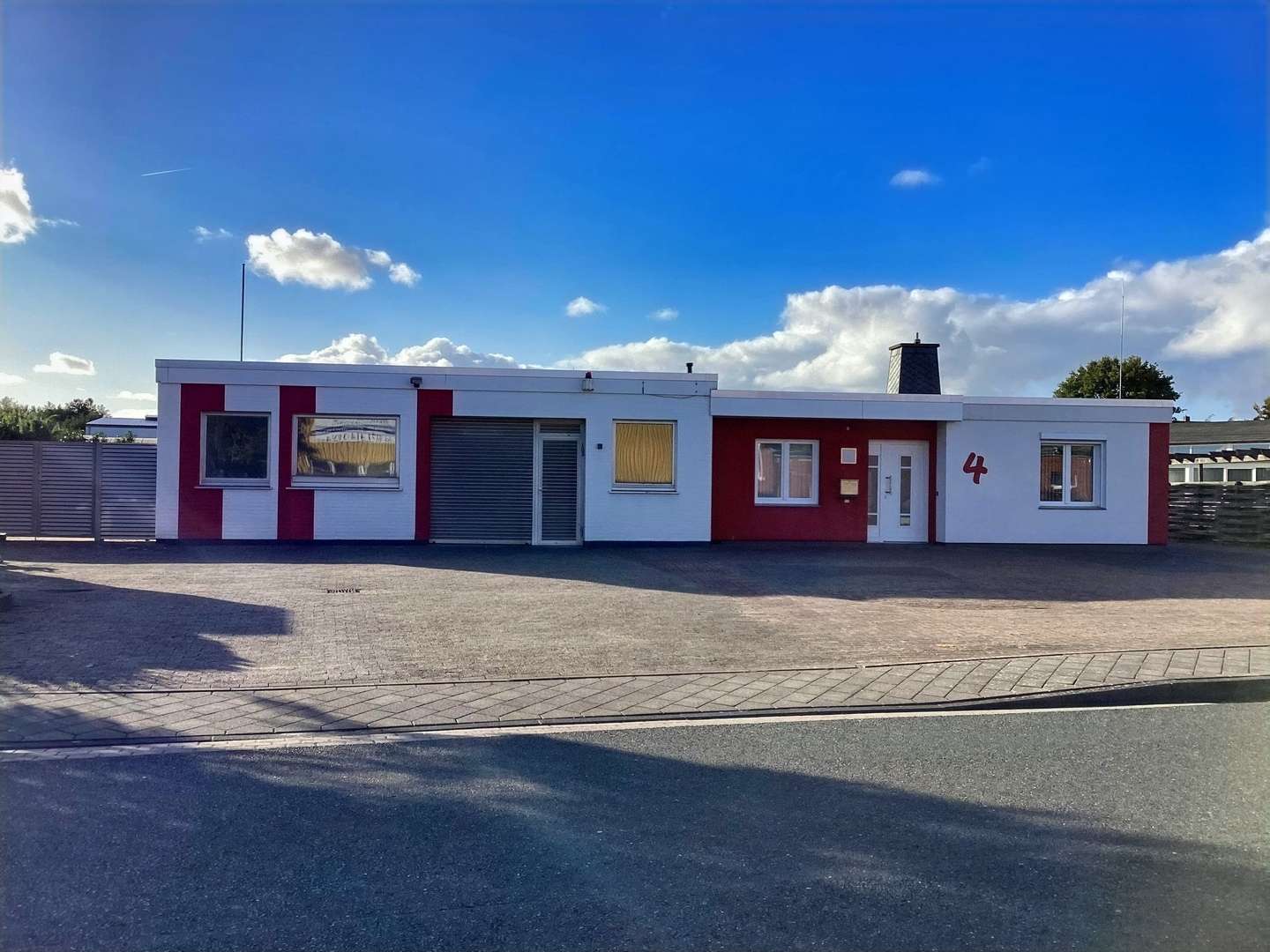 Hausansicht mit Werkstatt - Bungalow in 27474 Cuxhaven mit 130m² kaufen
