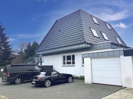 Hausansicht mit Garage - Einfamilienhaus in 27476 Cuxhaven mit 230m² kaufen