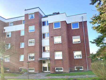 Hausansicht - Dachgeschosswohnung in 27474 Cuxhaven mit 73m² kaufen