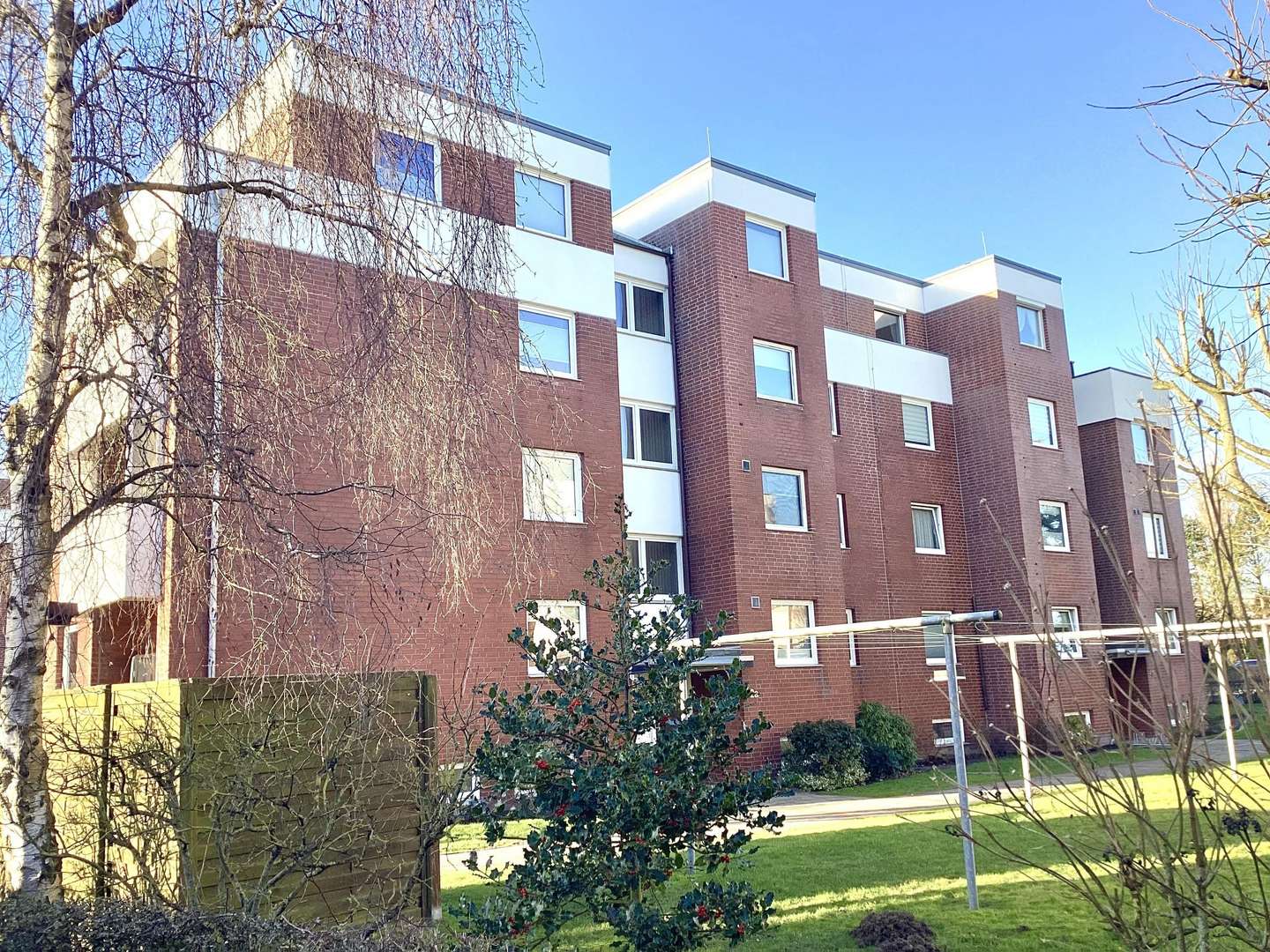 Hausansicht gesamt - Dachgeschosswohnung in 27474 Cuxhaven mit 73m² kaufen