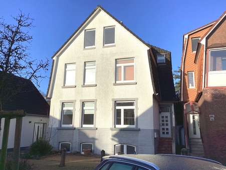 Hausansicht mit Eingang - Erdgeschosswohnung in 27474 Cuxhaven mit 55m² kaufen