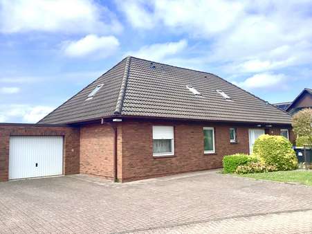 Hausansicht mit Garage - Einfamilienhaus in 27476 Cuxhaven mit 200m² kaufen
