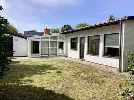 Hausansicht und Garten - Einfamilienhaus in 27476 Cuxhaven mit 136m² kaufen