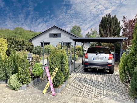 Hausansicht und Carport - Einfamilienhaus in 27478 Cuxhaven mit 96m² kaufen