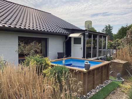 Hausansicht und Garten - Einfamilienhaus in 27478 Cuxhaven mit 96m² kaufen