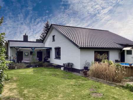 Hausansicht und Garten - Einfamilienhaus in 27478 Cuxhaven mit 96m² kaufen