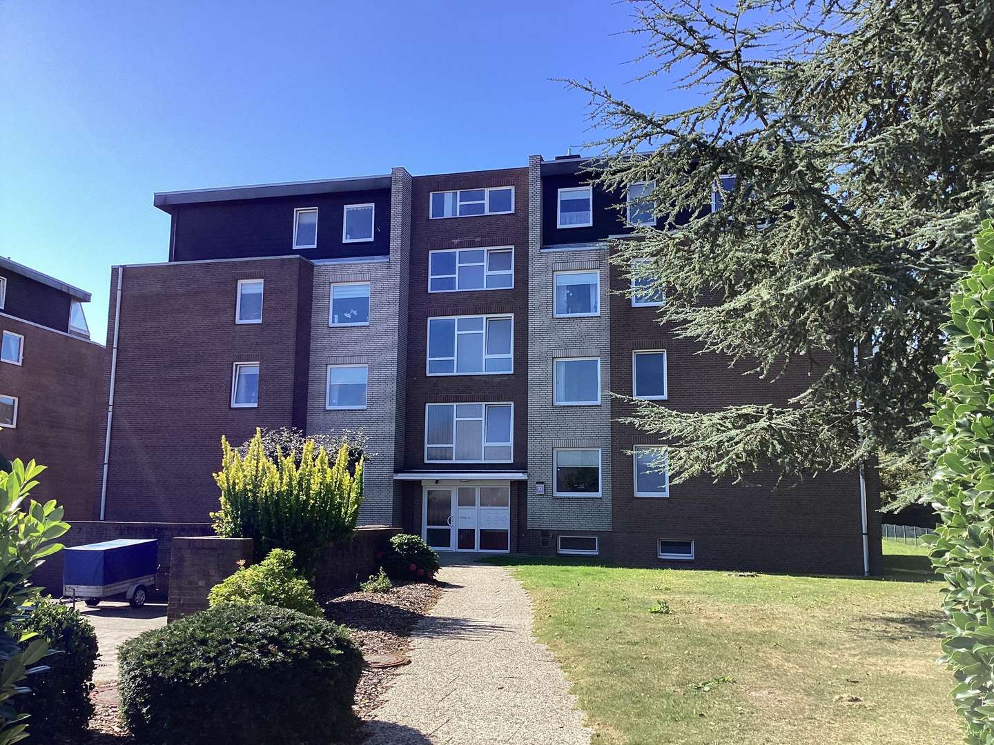 Hausansicht Straßenseite Hausansicht Straßenseite - Etagenwohnung in 27474 Cuxhaven mit 88m² kaufen