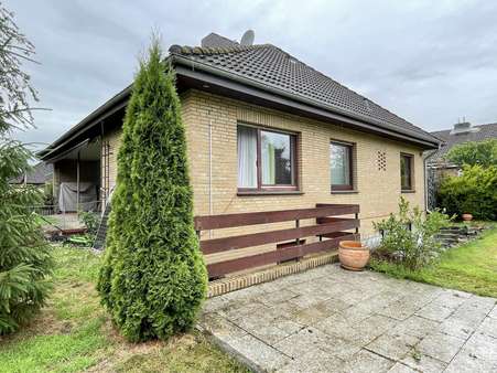 Seitenansicht / Terrassen Seitenansicht / Terrassen - Einfamilienhaus in 21709 Himmelpforten mit 119m² kaufen