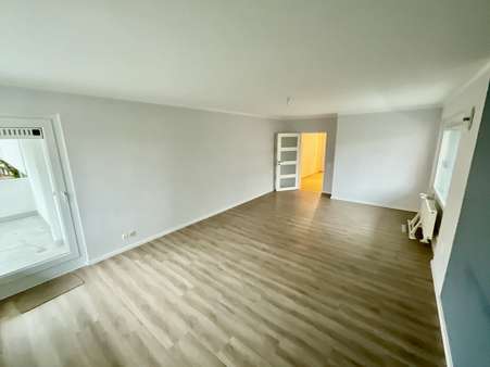 Wohnzimmer / Zugang Balkon - Etagenwohnung in 21614 Buxtehude mit 85m² kaufen