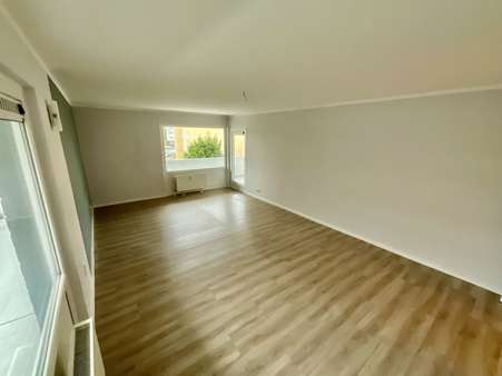 Wohnzimmer / Zugang Balkon - Etagenwohnung in 21614 Buxtehude mit 85m² kaufen