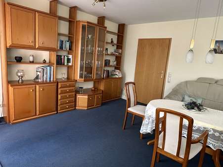 Wohnzimmer - Erdgeschosswohnung in 21680 Stade mit 84m² kaufen