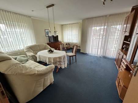 Wohnzimmer - Erdgeschosswohnung in 21680 Stade mit 84m² kaufen