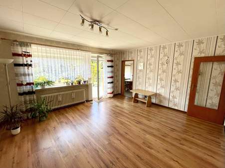 Wohnzimmer / Tür zur Küche - Reihenmittelhaus in 21682 Stade mit 83m² kaufen