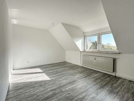 Wohnzimmer DG Wohnung - Mehrfamilienhaus in 21709 Himmelpforten mit 382m² als Kapitalanlage kaufen