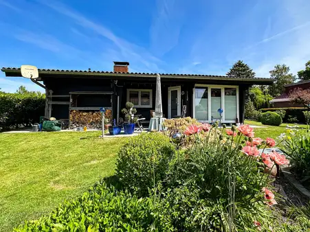 Holzhaus als Bungalow mit Carport und Garage in Sackgassenlage