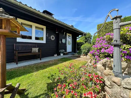 Holzhaus als Bungalow mit Carport und Garage in Sackgassenlage