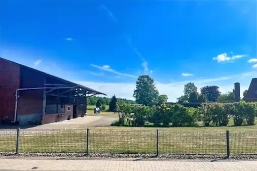 Schönes Grundstück mit Bauernhaus und gepflegten Nebengebäuden!