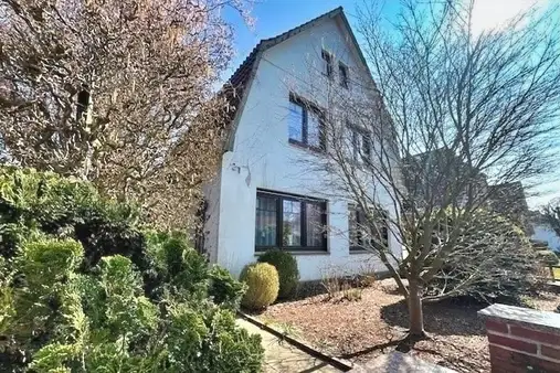 Modernisiertes Mansarddachhaus in guter Lage sucht Familie mit Ideen  