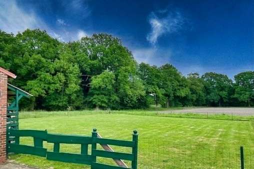 Blick über den Garten - Einfamilienhaus in 27442 Gnarrenburg mit 187m² kaufen