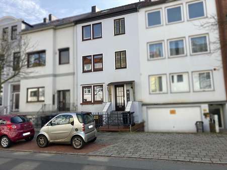 Die Vorderseite des Objektes - Mehrfamilienhaus in 28201 Bremen mit 149m² als Kapitalanlage kaufen