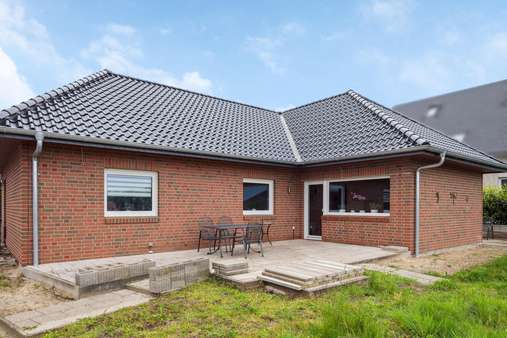 Terrasse und Gartenanlage warten auf ideenreiche Umsetzung - Bungalow in 27711 Osterholz-Scharmbeck mit 109m² kaufen