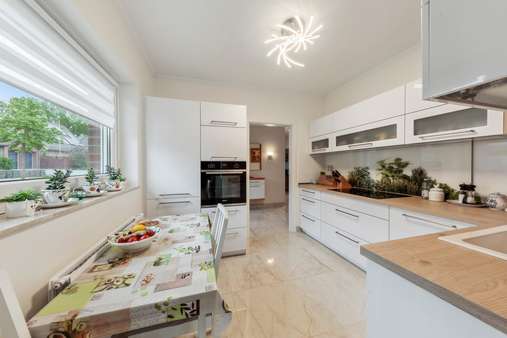 Blick vom HWR in die Küche (EBK wird nicht mitverkauft) - Bungalow in 27711 Osterholz-Scharmbeck mit 109m² kaufen