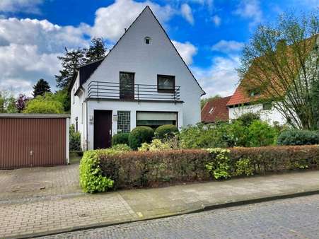 Blick von der Straße zur Vorderseite des Haues - Einfamilienhaus in 27711 Osterholz-Scharmbeck mit 139m² kaufen