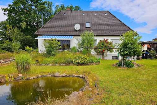 Frontansicht mitt Teich - Einfamilienhaus in 27383 Scheeßel mit 124m² kaufen