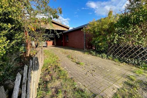 Ansicht Auffahrt - Zweifamilienhaus in 27442 Gnarrenburg mit 159m² günstig kaufen