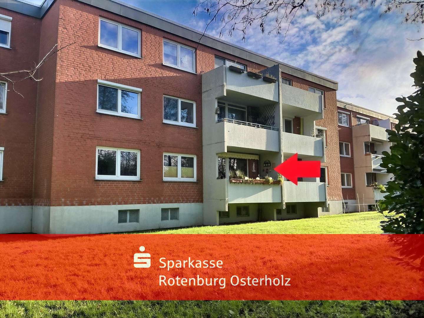 seitlicher Blick zur Rückseite des Hauses - Erdgeschosswohnung in 27711 Osterholz-Scharmbeck mit 102m² kaufen