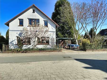 Blick von der Straße zur Vorderseite des Hauses - Einfamilienhaus in 28777 Bremen mit 170m² kaufen
