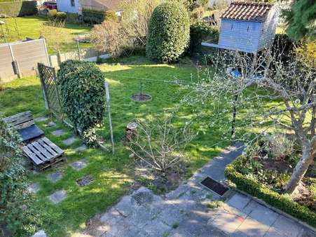 weitere Perspektive vom Dachgeschoss hinab zum Garten - Einfamilienhaus in 28777 Bremen mit 170m² kaufen