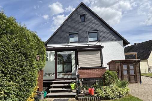 Ansicht mit Wintergarten - Einfamilienhaus in 38442 Wolfsburg mit 182m² kaufen