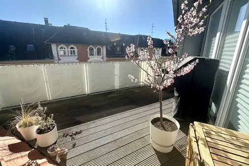 Großzügige Dachgeschosswohnung nahe dem Magniviertel