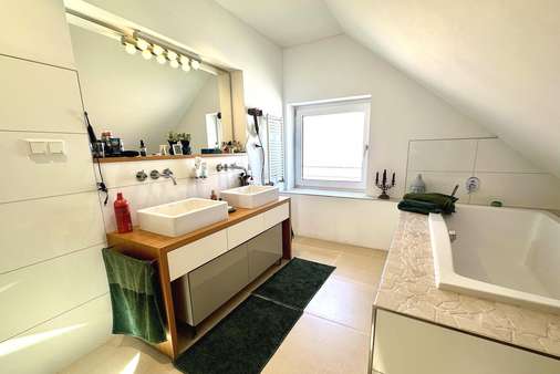 Badezimmer - Dachgeschosswohnung in 38102 Braunschweig mit 128m² kaufen