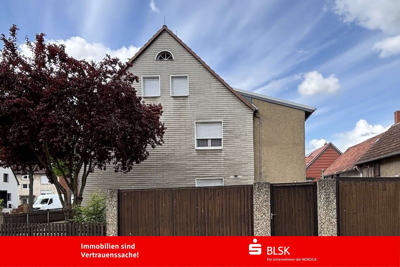 Seitenansicht mit Hofeinfahrt Seitenansicht mit Hofeinfahrt - Einfamilienhaus in 38350 Helmstedt mit 150m² kaufen