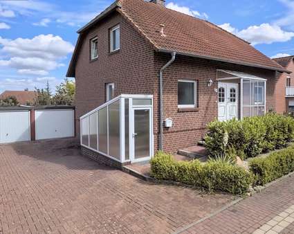 Einfamilienhaus mit zwei Garagen und Stellplätzen - Einfamilienhaus in 38364 Schöningen mit 138m² kaufen